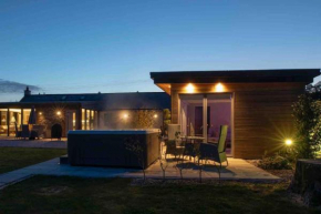 Amazing Cottage & detached Annex sleeps 8, Extra Deep Hot tub, Super Fast wifi, New for 2024 is the addition of Wood Fired Sauna